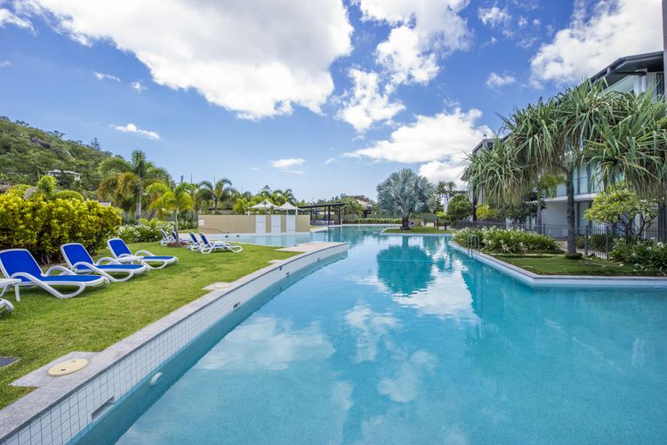Blue on Blue Penthouse Apartment 335 - Lagoon Pool