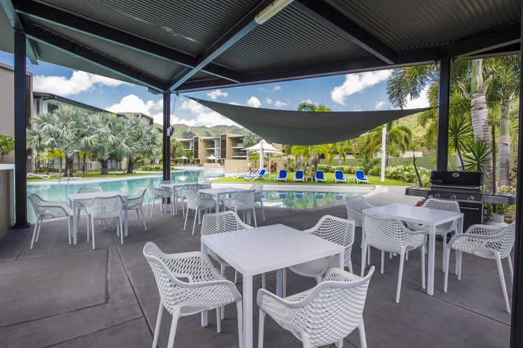 Blue on Blue Penthouse Apartment 335 - Lagoon Pool/BBQ Area