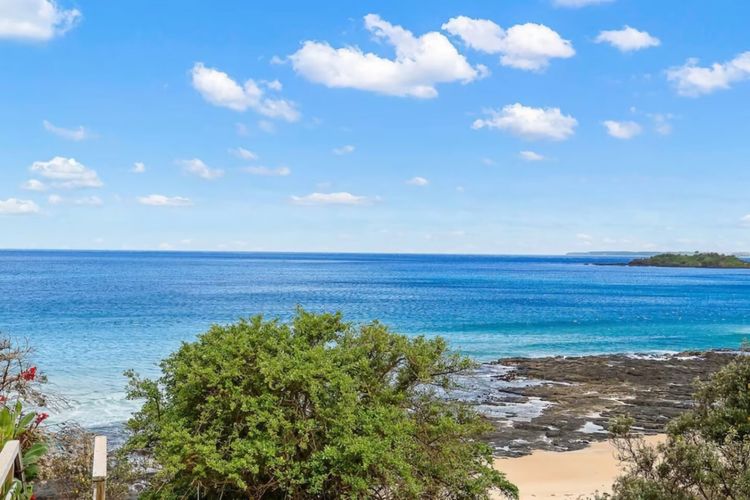 Surfers Retreat with access to the beach