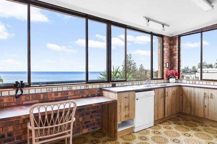 Surfers Retreat with access to the beach