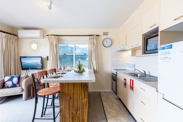 Sunnie Belle, 2/3 Victoria Parade – Unit with water views and air conditioning