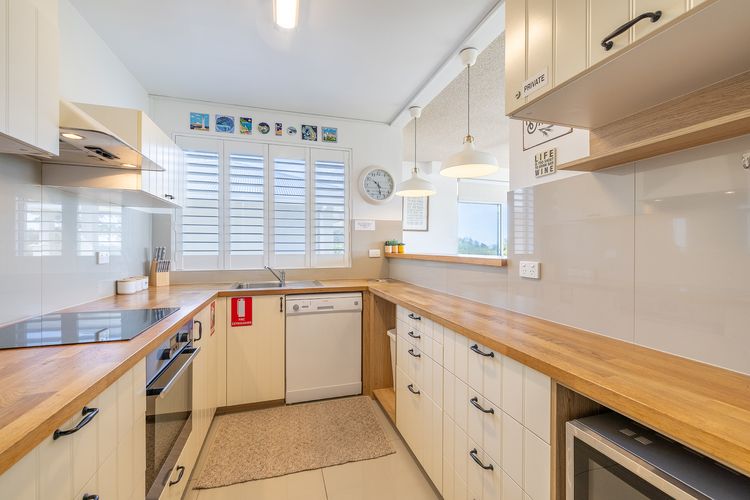 The Helm, 2/22 Voyager Cl – Stunning waterfront unit with Air Conditioning