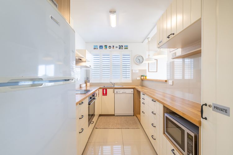 The Helm, 2/22 Voyager Cl – Stunning waterfront unit with Air Conditioning