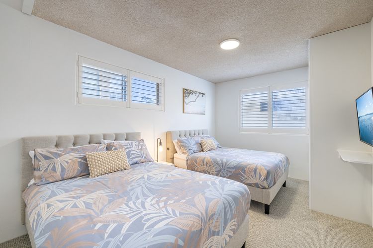 The Helm, 2/22 Voyager Cl – Stunning waterfront unit with Air Conditioning