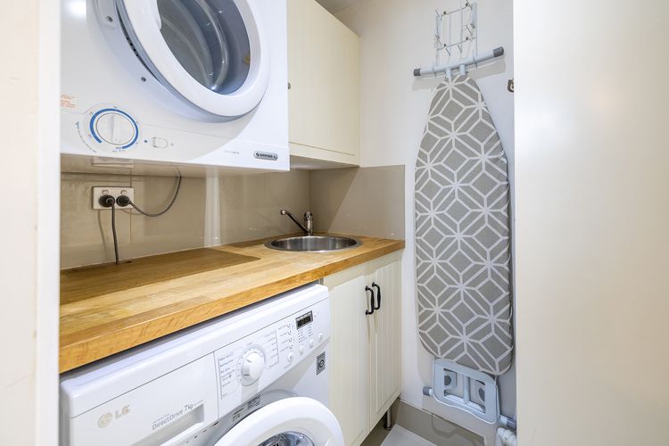 The Helm, 2/22 Voyager Cl – Stunning waterfront unit with Air Conditioning