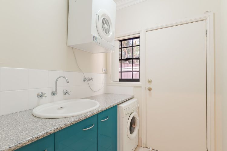 2/11a Christmas Bush Avenue – fantastic pet friendly townhouse close to Dutchies Beach with Wi-Fi and Air Con
