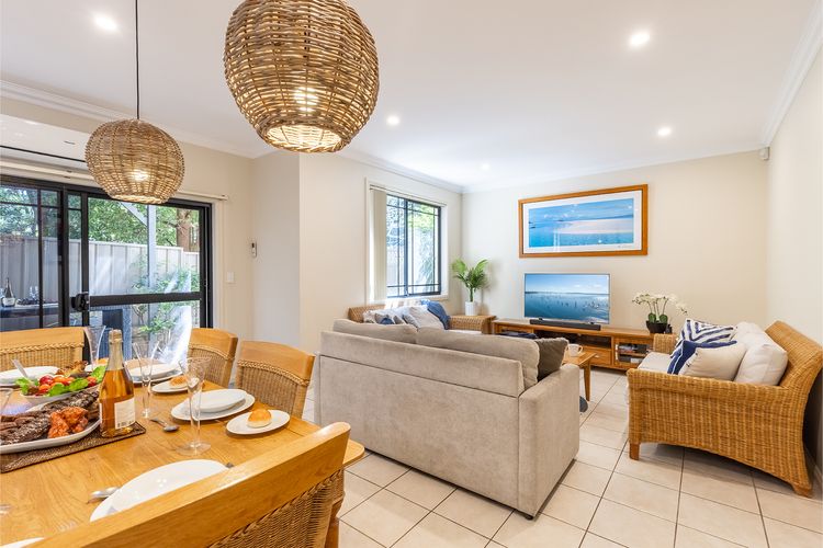 2/11a Christmas Bush Avenue – fantastic pet friendly townhouse close to Dutchies Beach with Wi-Fi and Air Con