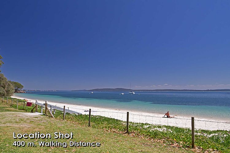 2/11a Christmas Bush Avenue – fantastic pet friendly townhouse close to Dutchies Beach with Wi-Fi and Air Con