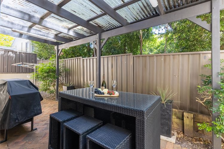 2/11a Christmas Bush Avenue – fantastic pet friendly townhouse close to Dutchies Beach with Wi-Fi and Air Con