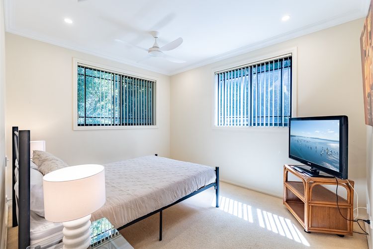 2/11a Christmas Bush Avenue – fantastic pet friendly townhouse close to Dutchies Beach with Wi-Fi and Air Con