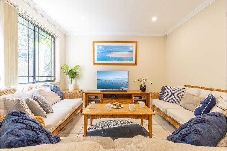 2/11a Christmas Bush Avenue – fantastic pet friendly townhouse close to Dutchies Beach with Wi-Fi and Air Con