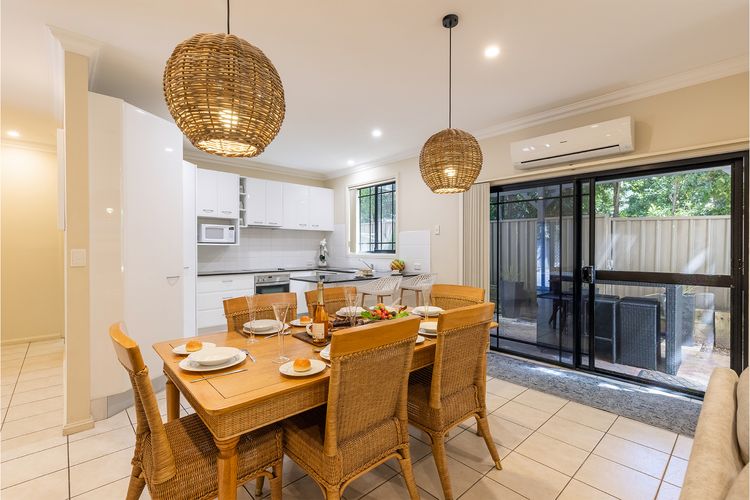 2/11a Christmas Bush Avenue – fantastic pet friendly townhouse close to Dutchies Beach with Wi-Fi and Air Con
