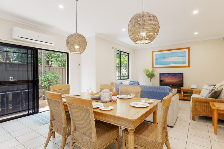 2/11a Christmas Bush Avenue – fantastic pet friendly townhouse close to Dutchies Beach with Wi-Fi and Air Con