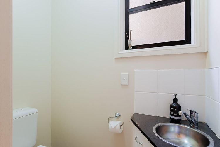 2/11a Christmas Bush Avenue – fantastic pet friendly townhouse close to Dutchies Beach with Wi-Fi and Air Con