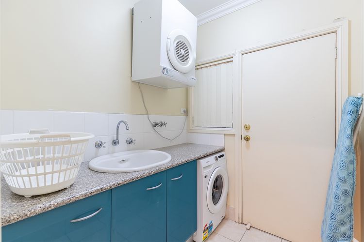2/11a Christmas Bush Avenue – fantastic pet friendly townhouse close to Dutchies Beach with Wi-Fi and Air Con