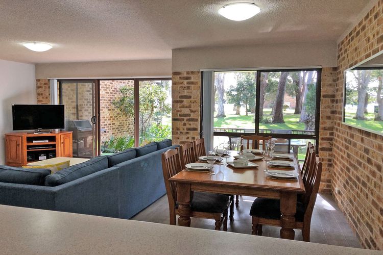 Bay Parklands, 22/2 Gowrie Avenue – pool, tennis court, spa, child friendly