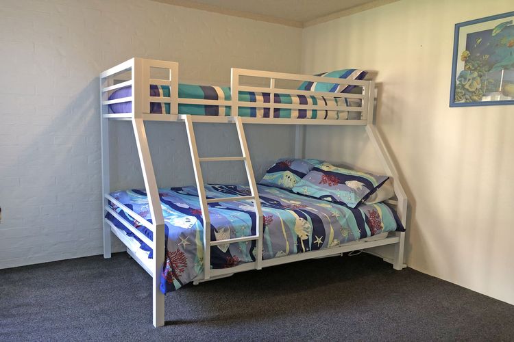 Bay Parklands, 22/2 Gowrie Avenue – pool, tennis court, spa, child friendly
