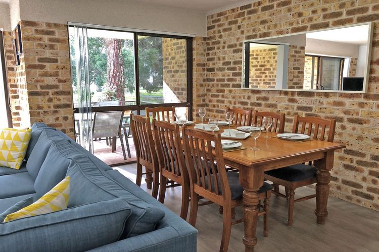 Bay Parklands, 22/2 Gowrie Avenue – pool, tennis court, spa, child friendly