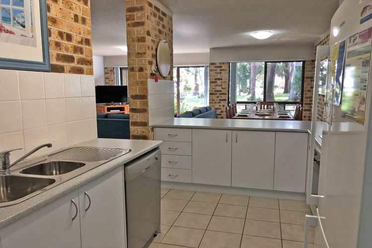 Bay Parklands, 22/2 Gowrie Avenue – pool, tennis court, spa, child friendly