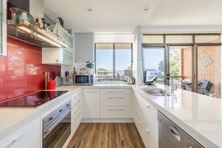 The Commodore, 23/9-11 Donald Street – Delightful unit with gorgeous water views, air con and wi-fi