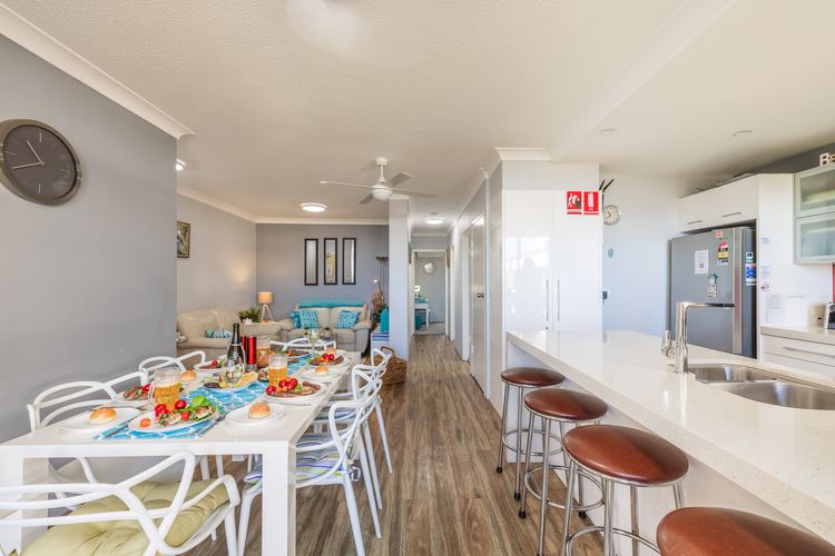 The Commodore, 23/9-11 Donald Street – Delightful unit with gorgeous water views, air con and wi-fi