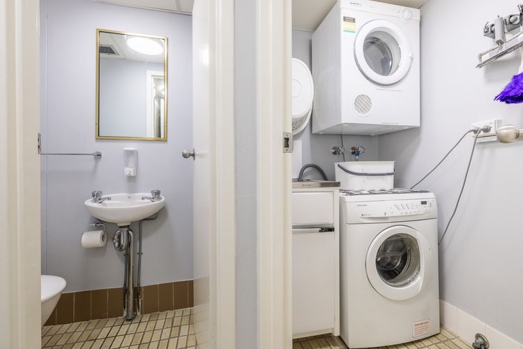 The Commodore, 23/9-11 Donald Street – Delightful unit with gorgeous water views, air con and wi-fi