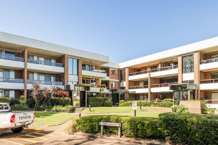 The Commodore, 23/9-11 Donald Street – Delightful unit with gorgeous water views, air con and wi-fi