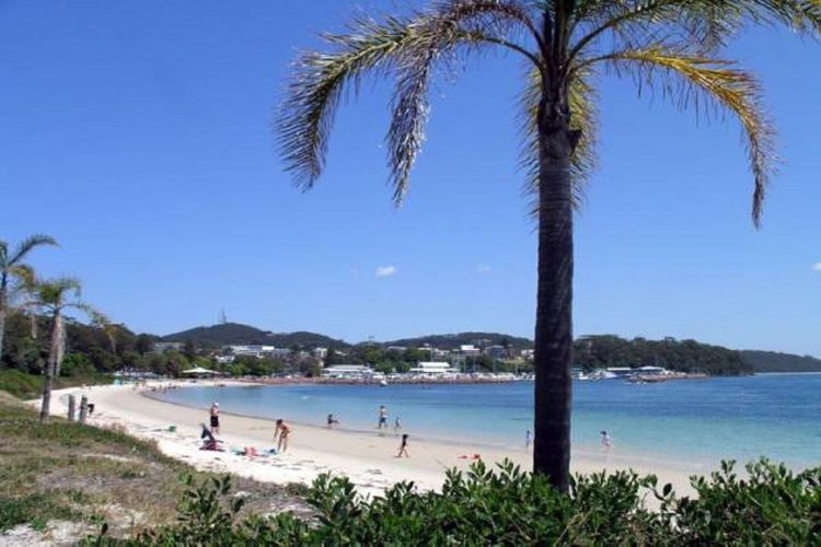 The Commodore, 23/9-11 Donald Street – Delightful unit with gorgeous water views, air con and wi-fi