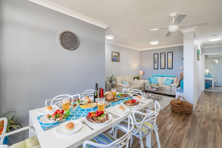 The Commodore, 23/9-11 Donald Street – Delightful unit with gorgeous water views, air con and wi-fi