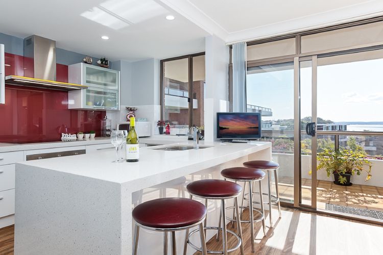 The Commodore, 23/9-11 Donald Street – Delightful unit with gorgeous water views, air con and wi-fi