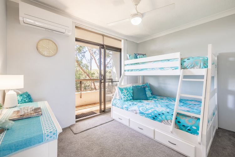 The Commodore, 23/9-11 Donald Street – Delightful unit with gorgeous water views, air con and wi-fi