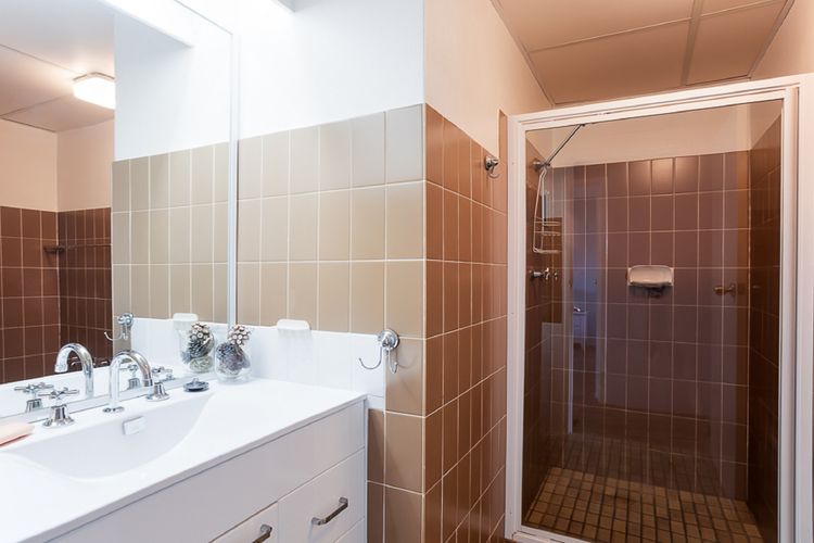 The Commodore, 23/9-11 Donald Street – Delightful unit with gorgeous water views, air con and wi-fi