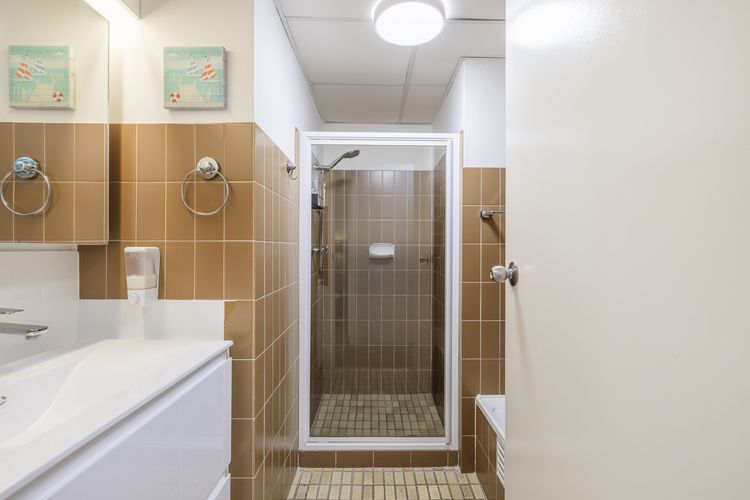 The Commodore, 23/9-11 Donald Street – Delightful unit with gorgeous water views, air con and wi-fi