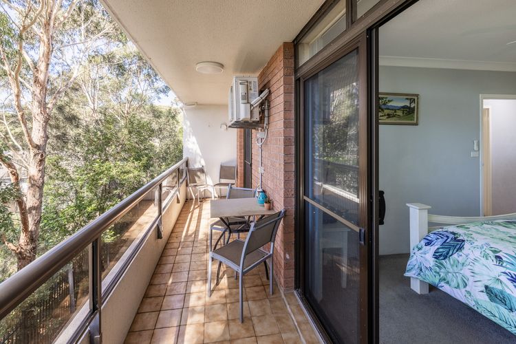 The Commodore, 23/9-11 Donald Street – Delightful unit with gorgeous water views, air con and wi-fi