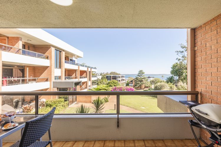 The Commodore, 23/9-11 Donald Street – Delightful unit with gorgeous water views, air con and wi-fi