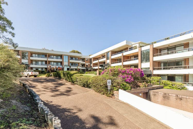 The Commodore, 23/9-11 Donald Street – Delightful unit with gorgeous water views, air con and wi-fi