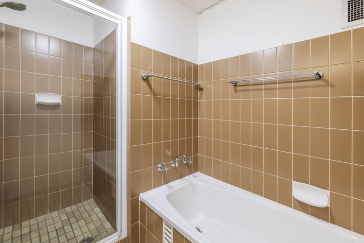 The Commodore, 23/9-11 Donald Street – Delightful unit with gorgeous water views, air con and wi-fi