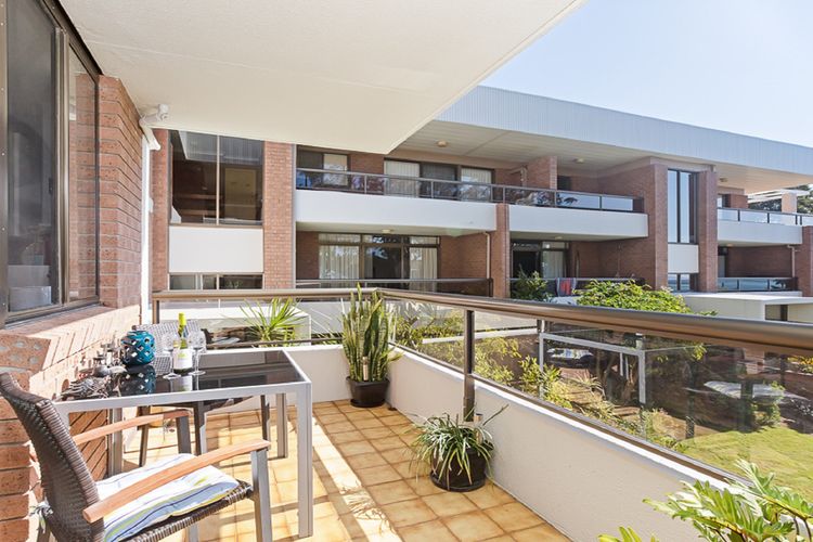 The Commodore, 23/9-11 Donald Street – Delightful unit with gorgeous water views, air con and wi-fi