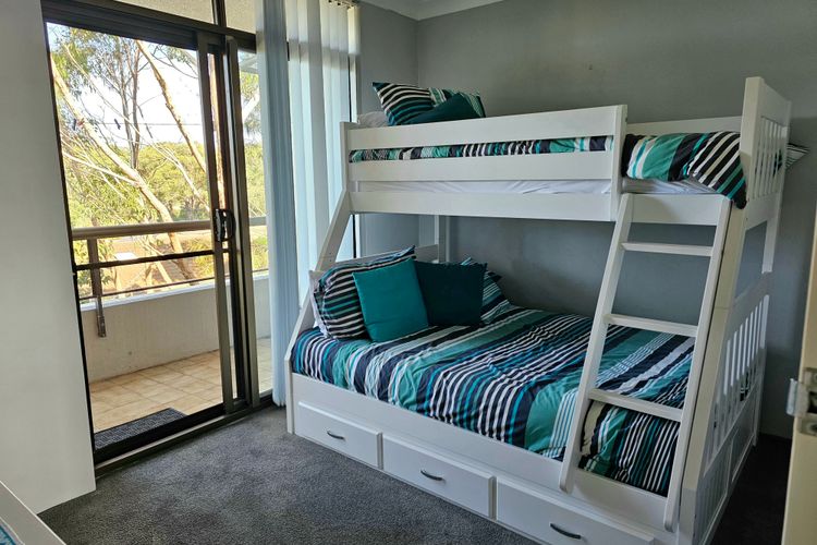 The Commodore, 23/9-11 Donald Street – Delightful unit with gorgeous water views, air con and wi-fi