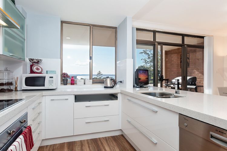 The Commodore, 23/9-11 Donald Street – Delightful unit with gorgeous water views, air con and wi-fi
