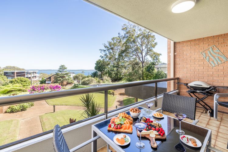 The Commodore, 23/9-11 Donald Street – Delightful unit with gorgeous water views, air con and wi-fi