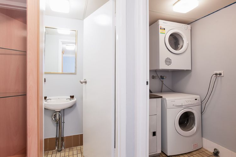 The Commodore, 23/9-11 Donald Street – Delightful unit with gorgeous water views, air con and wi-fi