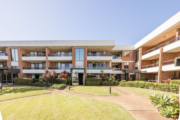 The Commodore, 23/9-11 Donald Street – Delightful unit with gorgeous water views, air con and wi-fi