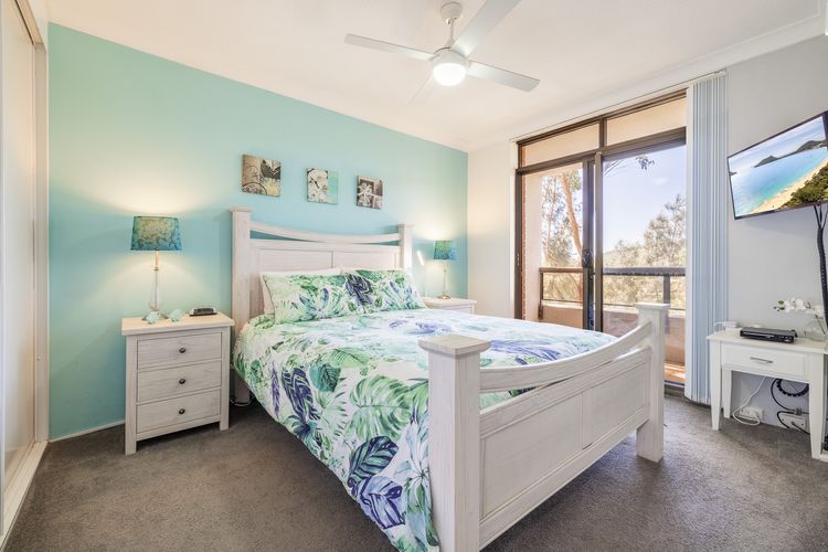 The Commodore, 23/9-11 Donald Street – Delightful unit with gorgeous water views, air con and wi-fi