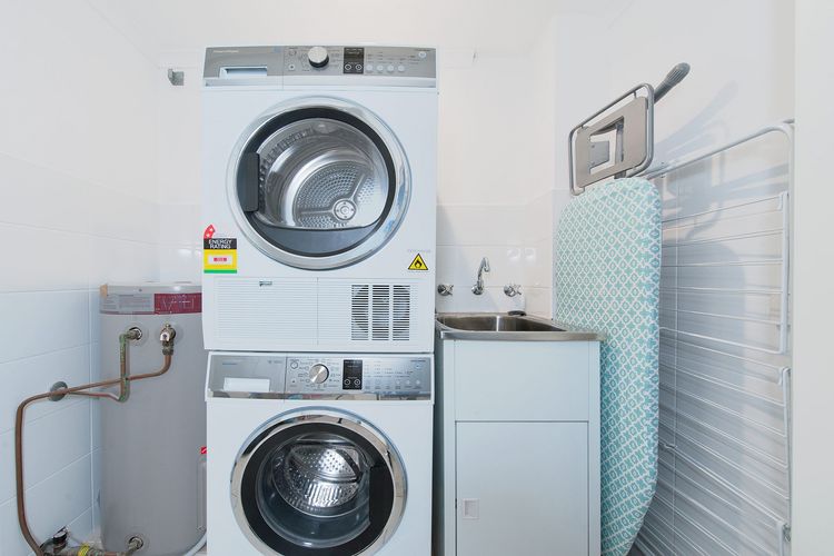 The Poplars, 24/36 Magnus Street – Unit with views, air con and wifi in a complex with a pool
