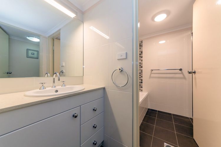 Bay Parklands, 28/2 Gowrie Ave – pool, tennis + stunning views