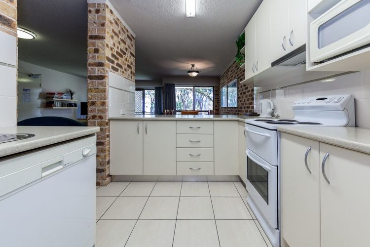 Bay Parklands, 28/2 Gowrie Ave – pool, tennis + stunning views
