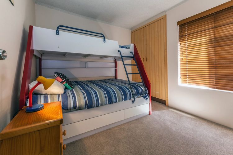 Bay Parklands, 28/2 Gowrie Ave – pool, tennis + stunning views