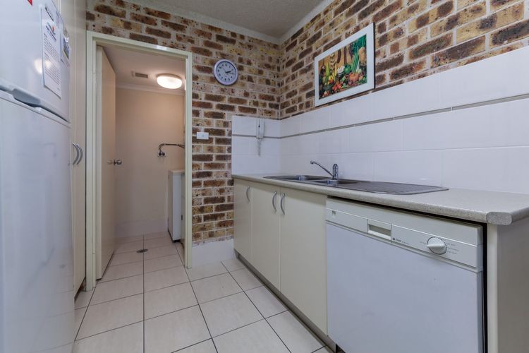 Bay Parklands, 28/2 Gowrie Ave – pool, tennis + stunning views