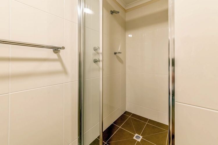 Bay Parklands, 28/2 Gowrie Ave – pool, tennis + stunning views